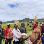 Satgas Yonif 751/VJS Sambut Kunjungan Anggota DPRD Pegunungan Bintang di Distrik Tarup: Salurkan Bantuan untuk Masyarakat