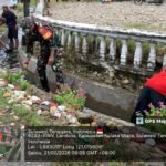 Babinsa Ranteangin dan Masyarakat Gotong Royong Bersihkan Drainase Sekitar Masjid
