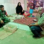 Pastikan Dapur Warga Tetap "Ngebul" di Bulan Ramadan, Babinsa Tanru Tedong Terjun ke Pasar