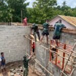 Satgas TMMD 1618/TTU Genjot Pengecoran Slof Atas Demi Kualitas Bangunan Sekolah