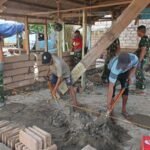 Satgas TMMD 127 Kodim 1417/Kendari Kebut Pendirian Dinding RTLH di Petoaha