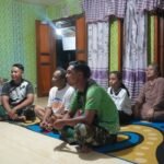 Satgas TMMD Reguler ke-127 Kendari Pererat Silaturahmi Lewat Nonton Bareng di Rumah Warga