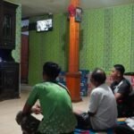 Satgas TMMD ke-127 Kodim Sampit Pererat Silaturahmi Lewat Nonton Bareng di Rumah Warga