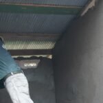 Gotong Royong TNI dan Warga, Plester Dinding MCK TMMD 127 Kodim Sampit Terus Dikebut