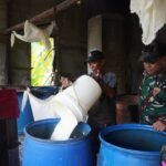 Satgas TMMD ke-127 Kodim Sampit Beri Edukasi Kebersihan pada Pengusaha Tahu Desa Tri Buana