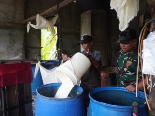 Satgas TMMD ke-127 Kodim Sampit Beri Edukasi Kebersihan pada Pengusaha Tahu Desa Tri Buana