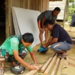 Hari Libur Tetap Produktif, Satgas TMMD ke-127 Kodim 1015/Sampit Lanjutkan Rehab RTLH Warga