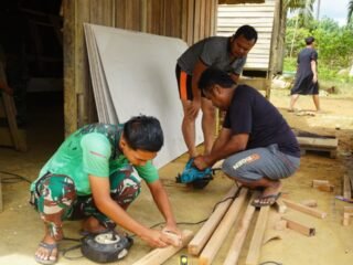 Hari Libur Tetap Produktif, Satgas TMMD ke-127 Kodim 1015/Sampit Lanjutkan Rehab RTLH Warga