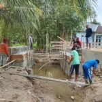 Satgas TMMD 127 Kendari Bersama Warga Siapkan Pengecoran Jembatan di Sambuli
