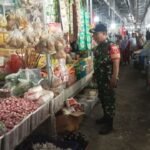 Pastikan Stok Aman, Babinsa Koramil 1420-04/Watang Pulu Pantau Harga Sembako di Pasar Lawawoi