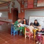 Babinsa Desa Yangapi Dampingi Kegiatan Posyandu Balita di Banjar Dinas Metra Tengah