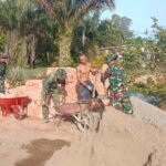 Satgas TMMD 127 Kodim 0430/BA Pasang Pondasi Rumah Tidak Layak Huni Milik Ibu Suharti di Desa Wonosari