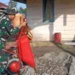 Satgas TMMD 127 Kodim 0430/BA Gotong Royong Angkut Material dan Pasang Pondasi RTLH di Desa Wonosari