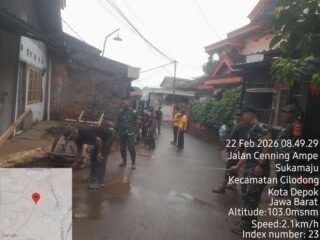 TMMD Ke-127 Kodim 0508/Depok Gelar Karya Bhakti Bersihkan Mushallah Ar Rahman di Sukmajaya