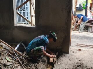 Progres RTLH Bapak Saelan Abidin Capai 55 Persen, Satgas TMMD Kodim 0508/Depok Kerjakan Saluran Air