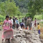 Kekompakan Satgas TMMD Kodim 1305/BT dan Warga Warnai Pengerasan Jalan dan Pembangunan Talud di Dusun Ogomolobu