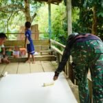 Teliti dan Cermat, Satgas TMMD ke-127 Kodim 1015/Sampit  Pastikan Pengecatan Plafon RTLH Maksimal