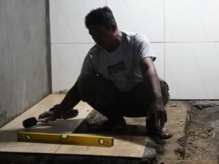 Kerja Tanpa Lelah, Satgas TMMD ke-127 Sampit Pasang Keramik MCK dan Tempat Wudhu