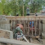 Demi Akses Ekonomi Warga, Satgas TMMD 127 Kodim 1417/Kendari Kebutan Pembangunan Jembatan di Sambuli