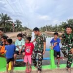 Satgas TMMD 127 Kodim 0430/BA Isi Waktu dengan Komsos Bersama Anak-Anak Wonosari