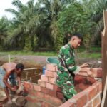 Satgas TMMD 127 Kodim 0430/BA Bersama Warga Kebut Pemasangan Bata RTLH Ibu Suwarti