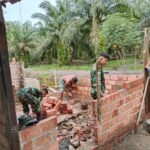 Gotong Royong Satgas TMMD 127 Kodim 0430/BA  dan Warga Percepat RTLH Ibu Suwarti di Desa Wonosari