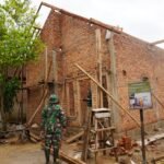 Pemasangan Limas RTLH Ibu Siti Hamdiah, TMMD ke-127 Wujudkan Atap Harapan