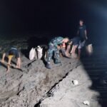 Babinsa Koramil 1612-04/Elar Sigap Bantu Warga Bersihkan Rumah Terdampak Air Laut Pasang di Pota