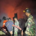 Sigap di Tengah Musibah: Satgas Swasembada Yonif 751/VJS Pos Kotis Bantu Padamkan Kebakaran di Kota Oksibil