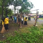 Wujudkan Lingkungan Sehat, Babinsa Koramil 1420-07/Baranti Bersama Warga Bersihkan Pasar Sentral Baranti