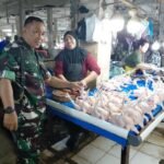 Babinsa Ramil 03/Maritengngae Pantau Harga Bahan Pokok di Pasar Sentral Pangkajene