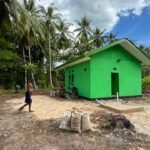 TMMD 127 Kodim 1804/Kaimana Lanjutkan Pengecetan Lis Rumah di Kampung Sisir, Progres 66 Persen