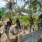 Babinsa Kampung Sisir Pimpin Pemasangan Gorong-Gorong Sumur TMMD 127