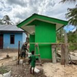 TMMD ke-127 Kodim 1804/Kaimana Pasang Tegel MCK di Kampung Sisir, Progres 56 Persen