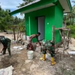 Dipimpin Babinsa, Satgas TMMD 127 Kodim 1804/Kaimana Genjot Pemasangan Tegel MCK