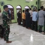 Anggota Satgas TMMD Ke-127 Bersama Warga Gelar Tarawih Bersama, Pererat Kemanunggalan di Sukamaju