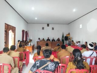 Jaga Kondusifitas Wilayah, Babinsa Peninjoan Hadir dalam Rapat Rutin Desa