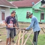 Satgas TMMD 127 Kodim 1417/Kendari dan Warga Sambuli Kompak Rakit Besi Tulangan