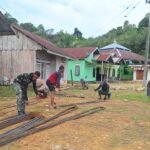 Personel Satgas TMMD 127 Kendari Tunjukkan Presisi dalam Pembengkokan Besi Tulangan