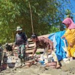 Ibu-Ibu Sambuli Turun Tangan, Gotong Royong Bersama Satgas TMMD 127