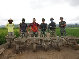 Bukan Lapis Baja. Hanya Angkong Sederhana Namun Mengangkut Harapan, Menggempur Kesulitan, dan Menaklukkan Medan Demi Masa Depan Desa