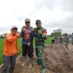 Dan SSK Tinjau Langsung Pekerjaan Rabat Beton TMMD ke-127