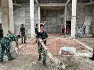 Satgas TMMD 127 Kodim 0430/BA dan Warga Gotong Royong Lanjutkan Pembangunan Masjid Jami