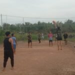 Pererat Kebersamaan, Satgas TMMD 127 Kodim 0430/BA dan Warga Wonosari Main Voli Bersama