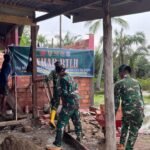 Satgas TMMD 127 Kodim 0430/BA Bersama Warga Kebut Pemasangan Kusen RTLH Rumah Bapak Paiman