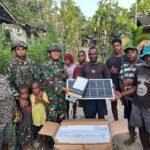 Gelap Dipatahkan, Kampung Jadi Terang: Pos Iwur Satgas Yonif 751/VJS Pasang Lampu PJU di Kampung Wetkim