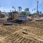 Kodim 0103/AUT Gerak Cepat Bersihkan Material Kayu di Pante Reusip Lahan Perkebunan Warga Pasca Bencana