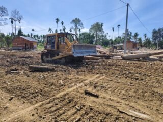 Kodim 0103/AUT Gerak Cepat Bersihkan Material Kayu di Pante Reusip Lahan Perkebunan Warga Pasca Bencana