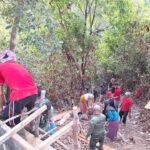 Wujudkan Sinergitas, Satgas TMMD 127 dan Warga Sambuli Bahu-Membahu Langsir Material