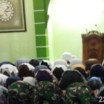Satgas TMMD Ke-127 Kodim 0508/Depok Shalat Tarawih Bersama Warga, Pererat Kemanunggalan di Sukamaju